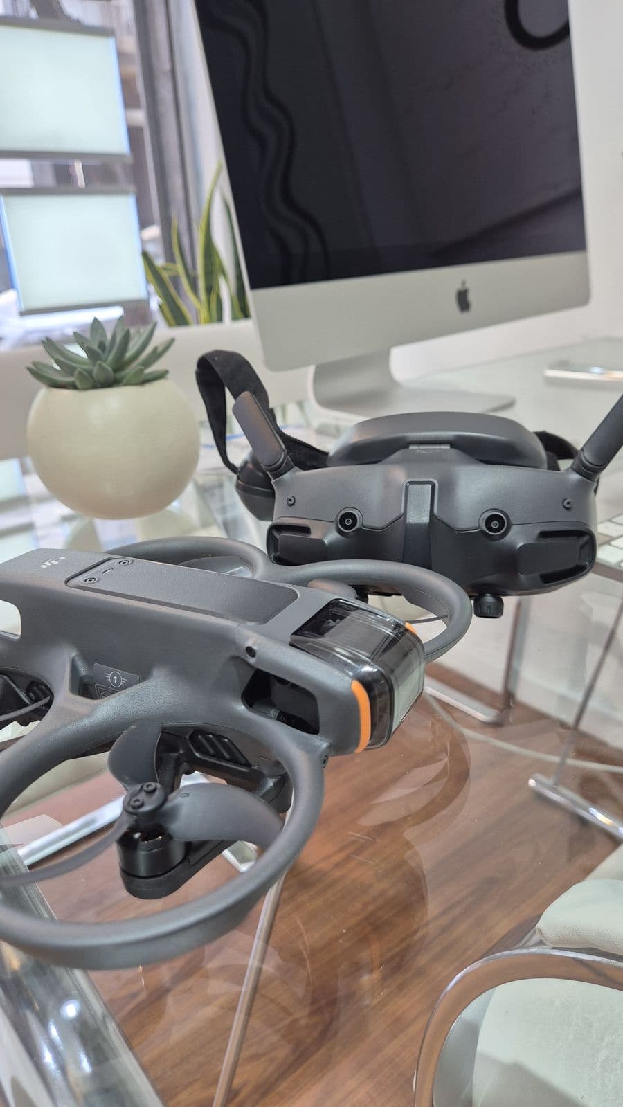 Drone FPV y antiparras sobre una mesa de la oficina